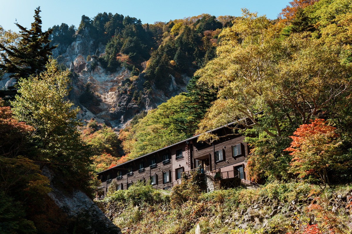 姥湯温泉の枡形屋と紅葉