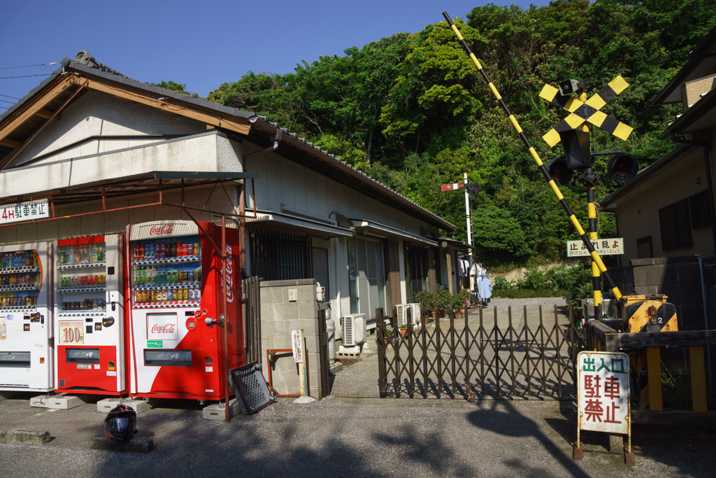 オガワヤ(踏切のある商店)